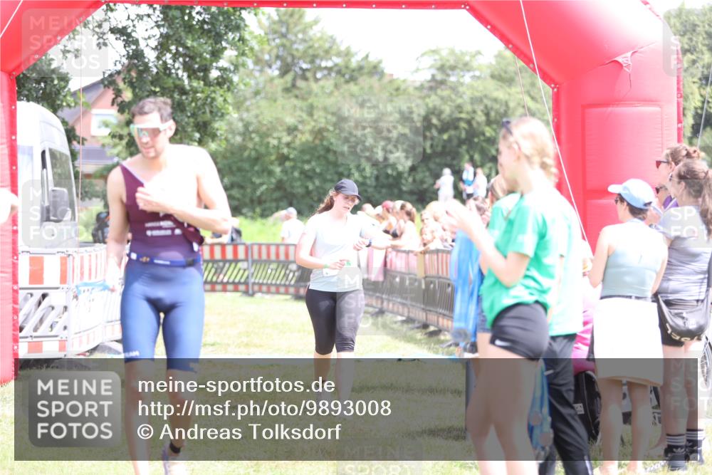 21.06.2026 - 29. Vierlanden-Triathlon Andreas Tolksdorf http://msf.ph/oto/9893008 21.06.2026 13:54:30 Ziel 905, 1067, 905, 1067 meine-sportfotos.de