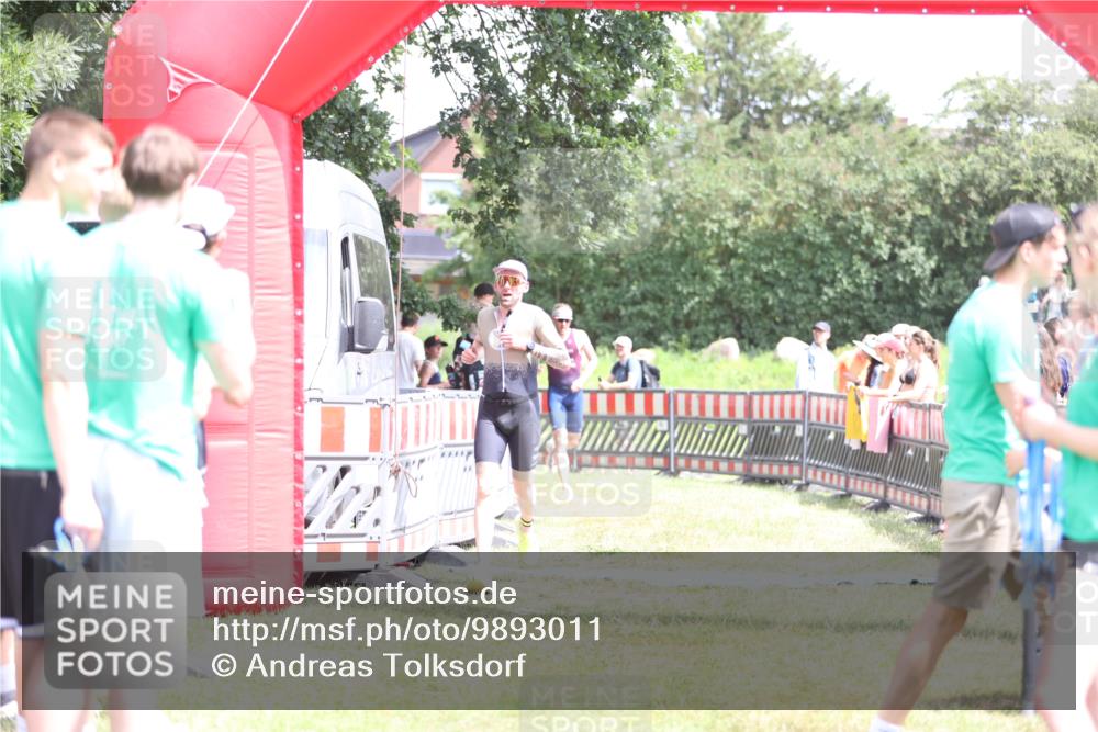 21.06.2026 - 29. Vierlanden-Triathlon Andreas Tolksdorf http://msf.ph/oto/9893011 21.06.2026 13:54:39 Ziel 1042, 1067, 1042, 1067 meine-sportfotos.de