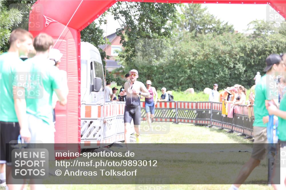 21.06.2026 - 29. Vierlanden-Triathlon Andreas Tolksdorf http://msf.ph/oto/9893012 21.06.2026 13:54:39 Ziel 1042, 1067, 1042, 1067 meine-sportfotos.de