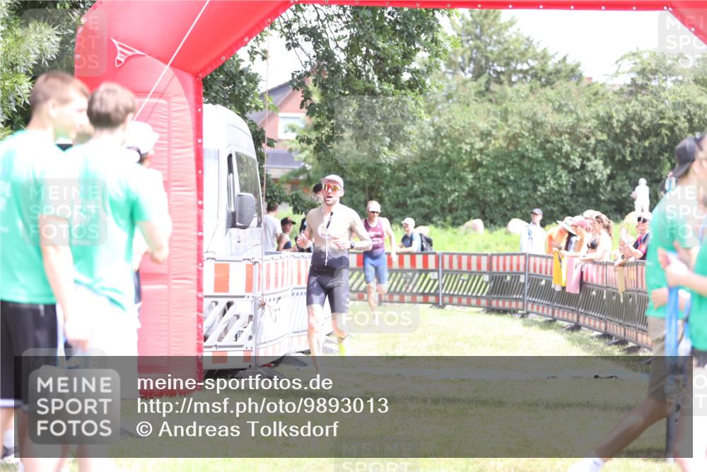 21.06.2026 - 29. Vierlanden-Triathlon Andreas Tolksdorf http://msf.ph/oto/9893013 21.06.2026 13:54:39 Ziel 1042, 1067, 1042, 1067 meine-sportfotos.de