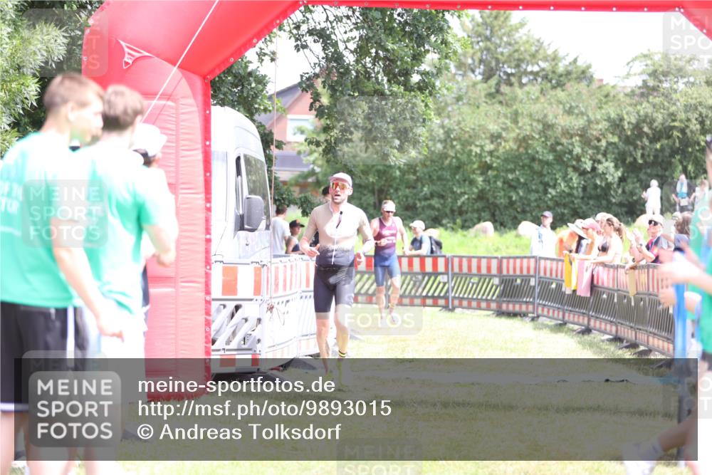 21.06.2026 - 29. Vierlanden-Triathlon Andreas Tolksdorf http://msf.ph/oto/9893015 21.06.2026 13:54:39 Ziel 1042, 1067, 1042, 1067 meine-sportfotos.de