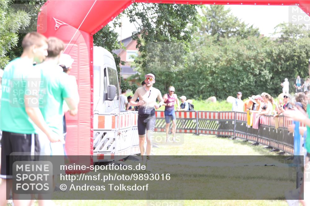 21.06.2026 - 29. Vierlanden-Triathlon Andreas Tolksdorf http://msf.ph/oto/9893016 21.06.2026 13:54:39 Ziel 1042, 1067, 1042, 1067 meine-sportfotos.de