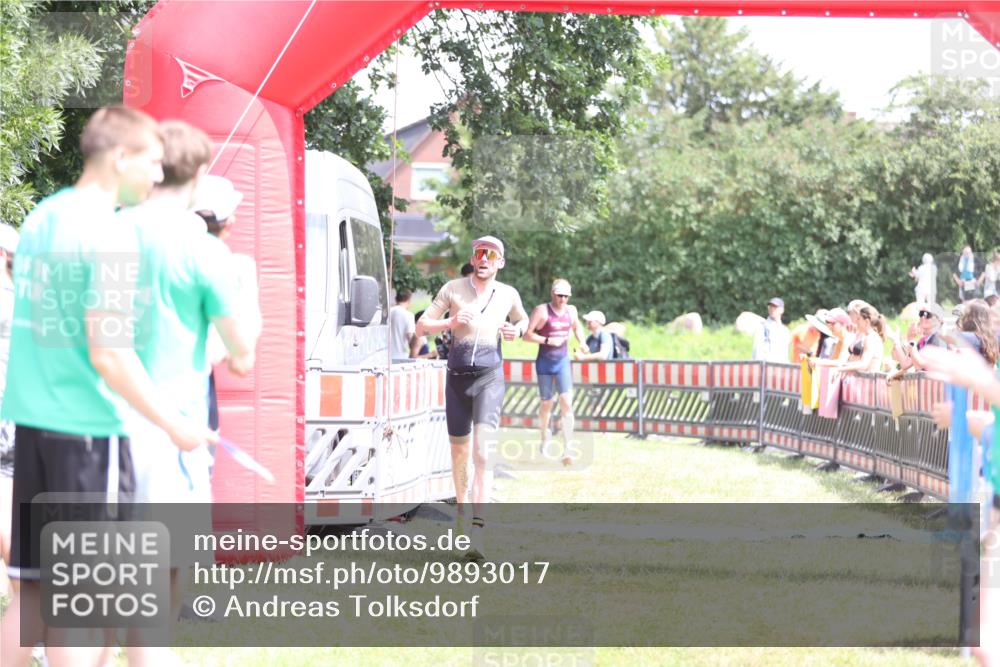 21.06.2026 - 29. Vierlanden-Triathlon Andreas Tolksdorf http://msf.ph/oto/9893017 21.06.2026 13:54:39 Ziel 1042, 1067, 1042, 1067 meine-sportfotos.de