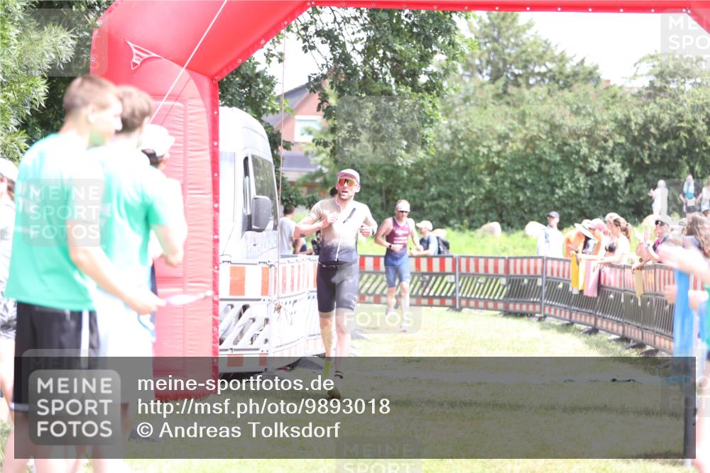 21.06.2026 - 29. Vierlanden-Triathlon Andreas Tolksdorf http://msf.ph/oto/9893018 21.06.2026 13:54:39 Ziel 1042, 1067, 1042, 1067 meine-sportfotos.de