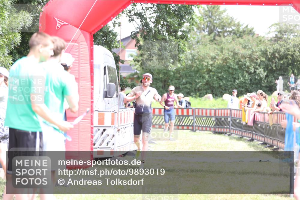 21.06.2026 - 29. Vierlanden-Triathlon Andreas Tolksdorf http://msf.ph/oto/9893019 21.06.2026 13:54:39 Ziel 1042, 1067, 1042, 1067 meine-sportfotos.de