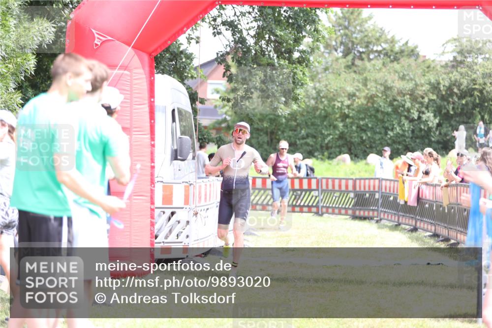 21.06.2026 - 29. Vierlanden-Triathlon Andreas Tolksdorf http://msf.ph/oto/9893020 21.06.2026 13:54:39 Ziel 1042, 1067, 1042, 1067 meine-sportfotos.de