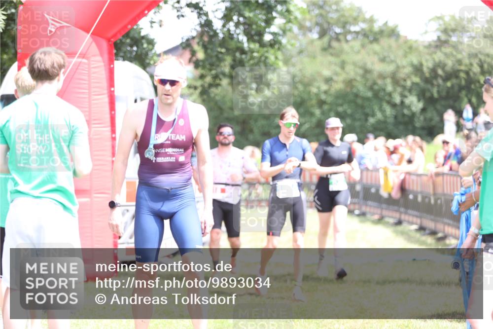 21.06.2026 - 29. Vierlanden-Triathlon Andreas Tolksdorf http://msf.ph/oto/9893034 21.06.2026 13:54:56 Ziel 18, 831, 1085, 18, 831, 1085 meine-sportfotos.de