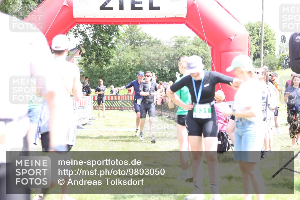 21.06.2026 - 29. Vierlanden-Triathlon Andreas Tolksdorf http://msf.ph/oto/9893050 21.06.2026 13:55:13 Ziel 816, 1025, 1035, 816, 1025, 1035 meine-sportfotos.de