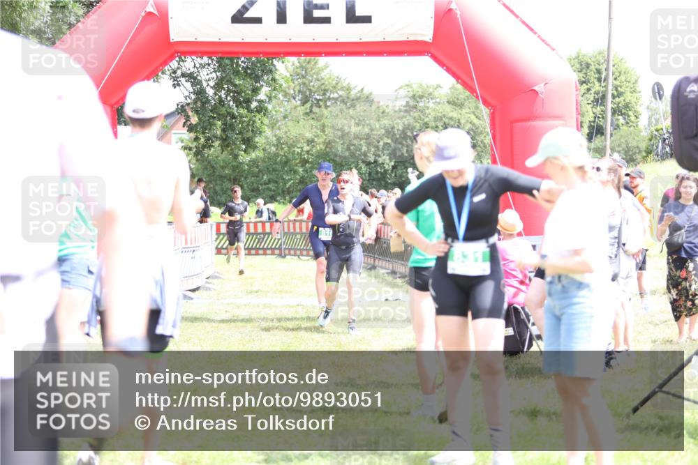 21.06.2026 - 29. Vierlanden-Triathlon Andreas Tolksdorf http://msf.ph/oto/9893051 21.06.2026 13:55:13 Ziel 816, 1025, 1035, 816, 1025, 1035 meine-sportfotos.de
