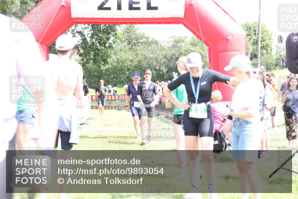 21.06.2026 - 29. Vierlanden-Triathlon Andreas Tolksdorf http://msf.ph/oto/9893054 21.06.2026 13:55:14 Ziel 816, 1025, 1035, 816, 1025, 1035 meine-sportfotos.de
