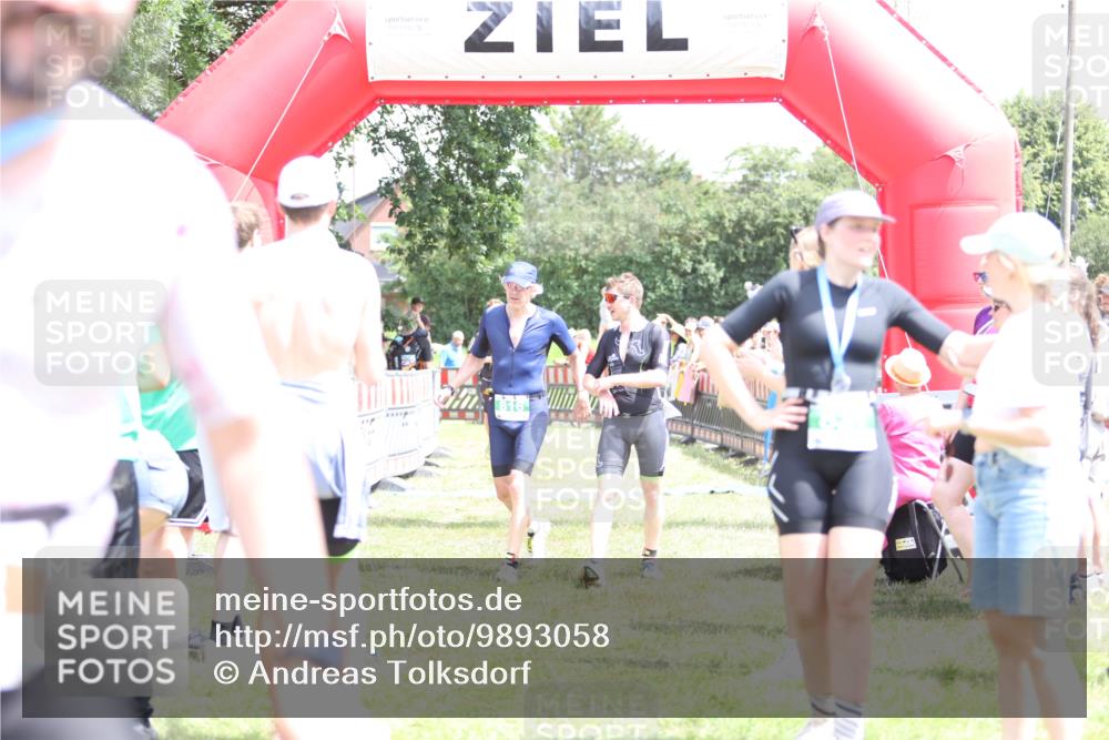 21.06.2026 - 29. Vierlanden-Triathlon Andreas Tolksdorf http://msf.ph/oto/9893058 21.06.2026 13:55:15 Ziel 816, 1025, 1035, 816, 1025, 1035 meine-sportfotos.de