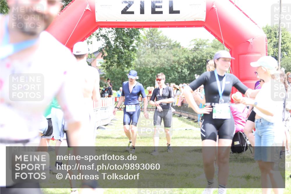 21.06.2026 - 29. Vierlanden-Triathlon Andreas Tolksdorf http://msf.ph/oto/9893060 21.06.2026 13:55:15 Ziel 816, 1025, 1035, 816, 1025, 1035 meine-sportfotos.de