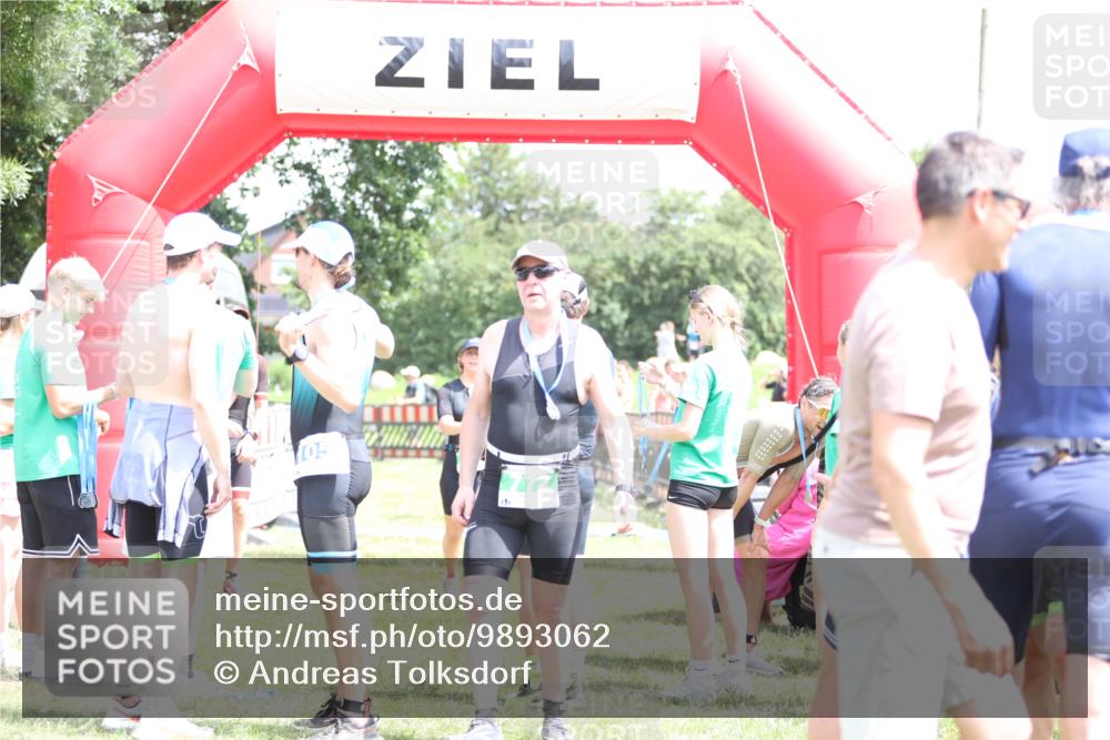 21.06.2026 - 29. Vierlanden-Triathlon Andreas Tolksdorf http://msf.ph/oto/9893062 21.06.2026 13:55:47 Ziel 865, 880, 1026, 865, 880, 1026 meine-sportfotos.de