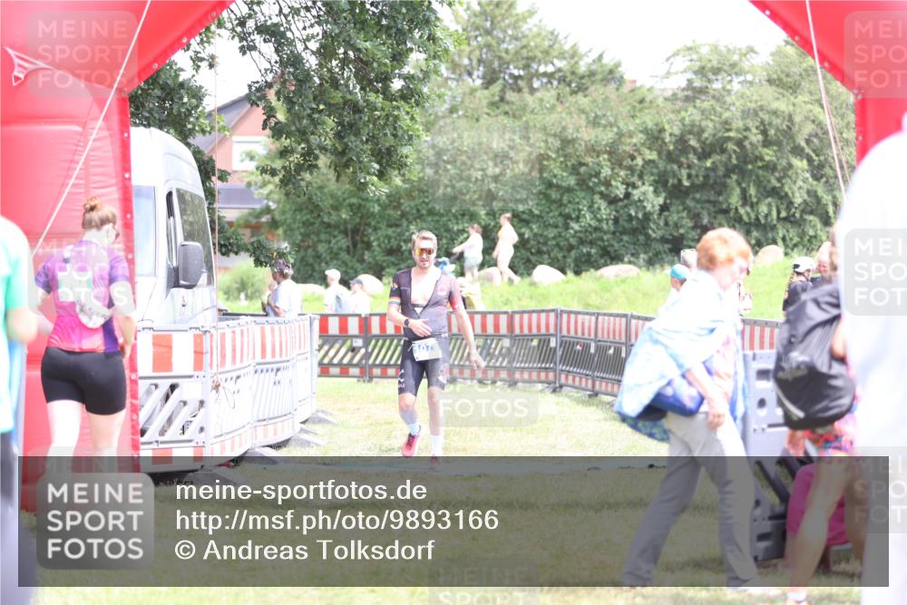 21.06.2026 - 29. Vierlanden-Triathlon Andreas Tolksdorf http://msf.ph/oto/9893166 21.06.2026 14:01:27 Ziel 1077, 1077 meine-sportfotos.de