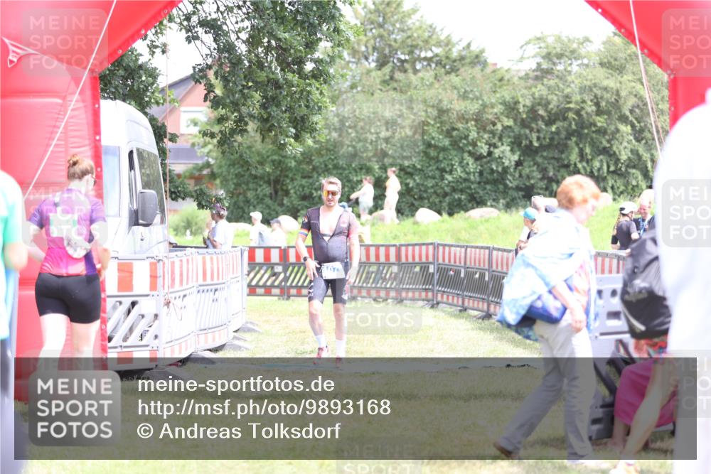 21.06.2026 - 29. Vierlanden-Triathlon Andreas Tolksdorf http://msf.ph/oto/9893168 21.06.2026 14:01:27 Ziel 1077, 1077 meine-sportfotos.de