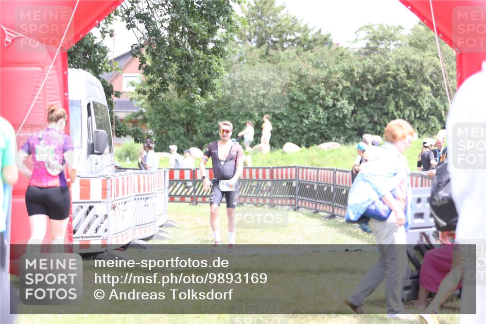 21.06.2026 - 29. Vierlanden-Triathlon Andreas Tolksdorf http://msf.ph/oto/9893169 21.06.2026 14:01:27 Ziel 1077, 1077 meine-sportfotos.de