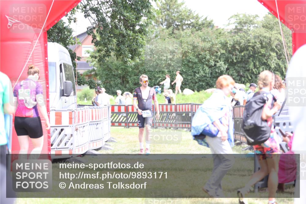 21.06.2026 - 29. Vierlanden-Triathlon Andreas Tolksdorf http://msf.ph/oto/9893171 21.06.2026 14:01:27 Ziel 1077, 1077 meine-sportfotos.de