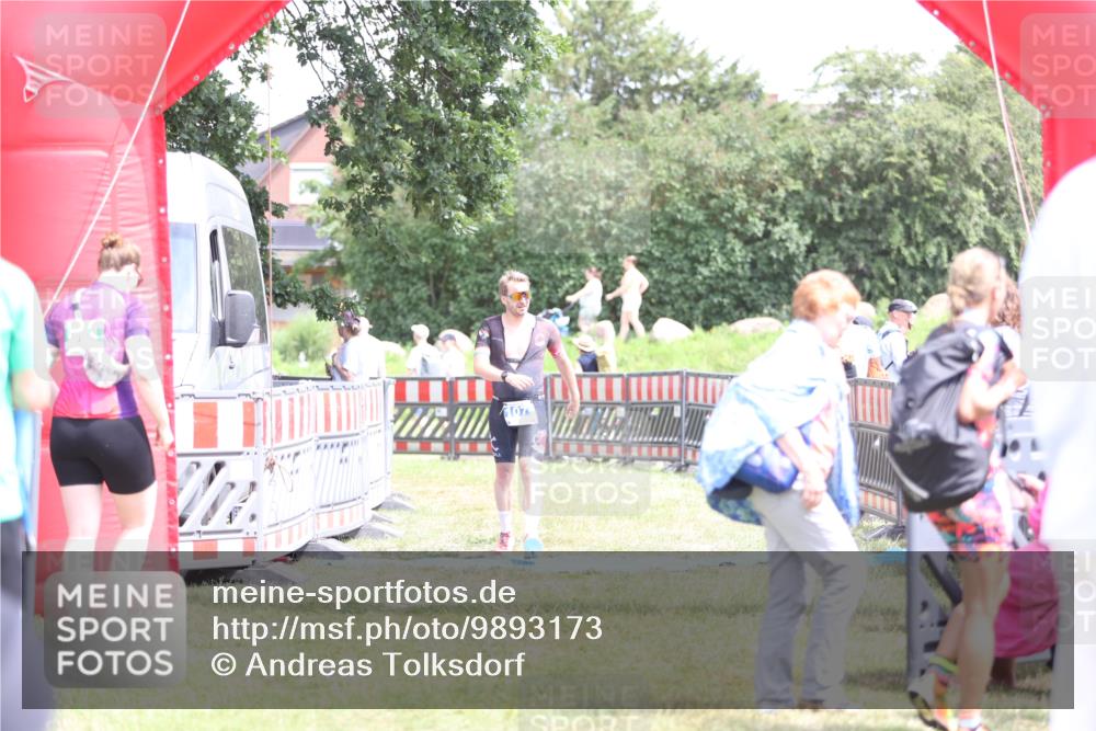 21.06.2026 - 29. Vierlanden-Triathlon Andreas Tolksdorf http://msf.ph/oto/9893173 21.06.2026 14:01:27 Ziel 1077, 1077 meine-sportfotos.de