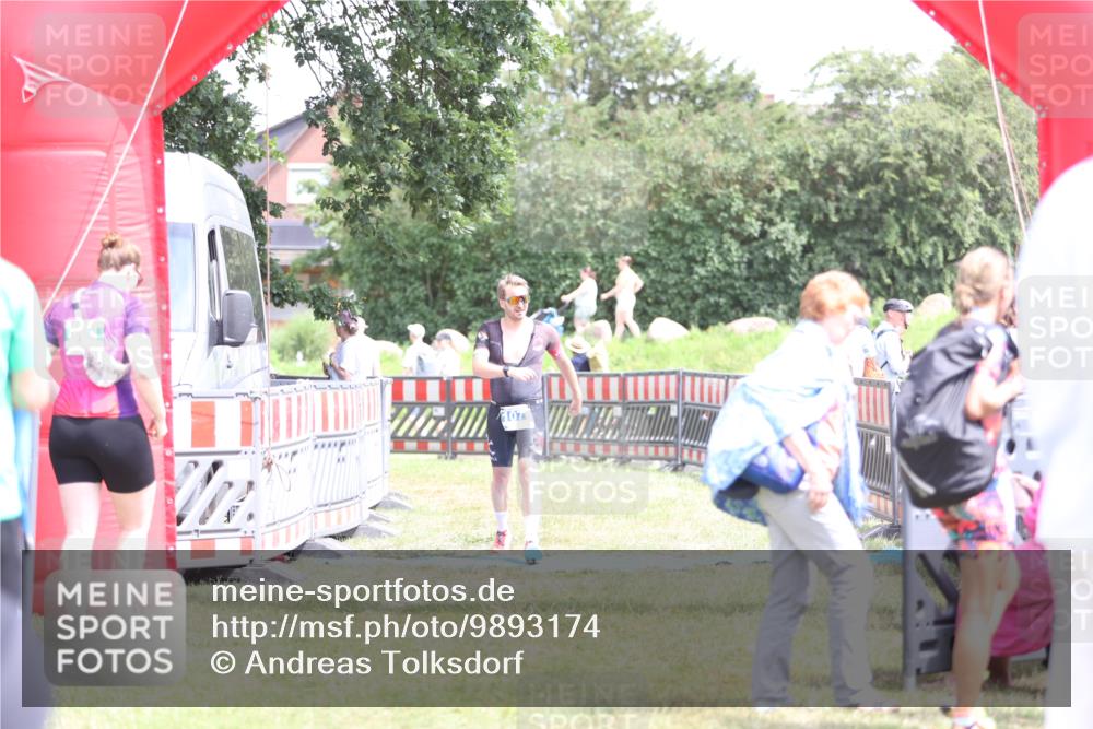21.06.2026 - 29. Vierlanden-Triathlon Andreas Tolksdorf http://msf.ph/oto/9893174 21.06.2026 14:01:27 Ziel 1077, 1077 meine-sportfotos.de