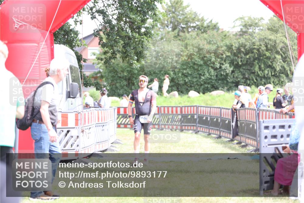 21.06.2026 - 29. Vierlanden-Triathlon Andreas Tolksdorf http://msf.ph/oto/9893177 21.06.2026 14:01:28 Ziel 1077, 1077 meine-sportfotos.de