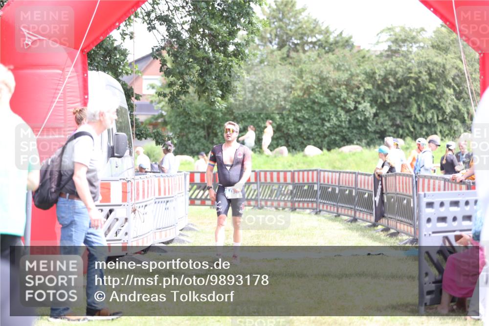 21.06.2026 - 29. Vierlanden-Triathlon Andreas Tolksdorf http://msf.ph/oto/9893178 21.06.2026 14:01:28 Ziel 1077, 1077 meine-sportfotos.de