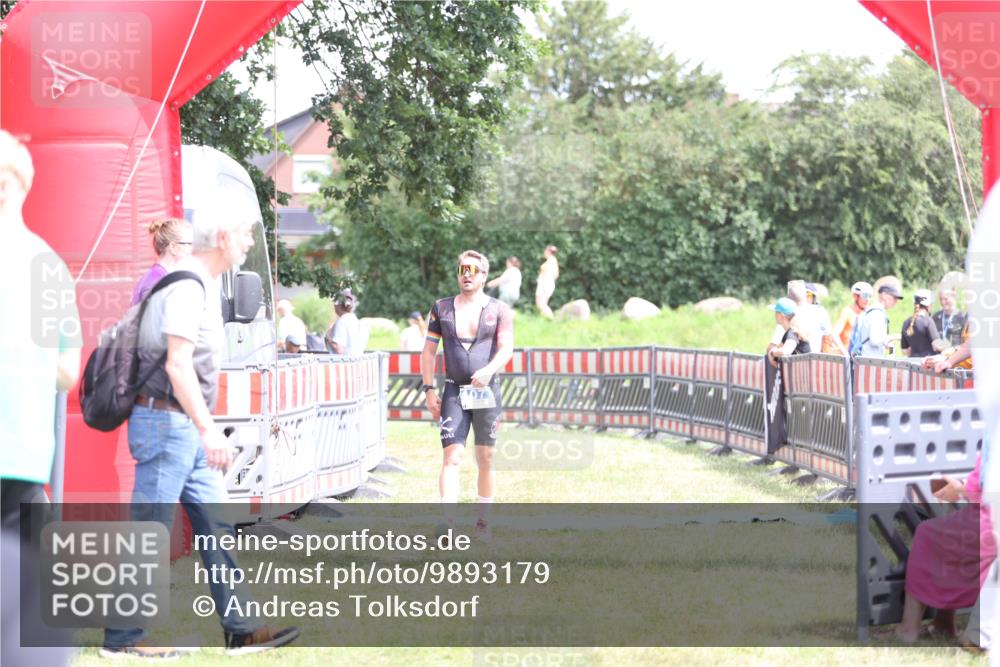 21.06.2026 - 29. Vierlanden-Triathlon Andreas Tolksdorf http://msf.ph/oto/9893179 21.06.2026 14:01:28 Ziel 1077, 1077 meine-sportfotos.de