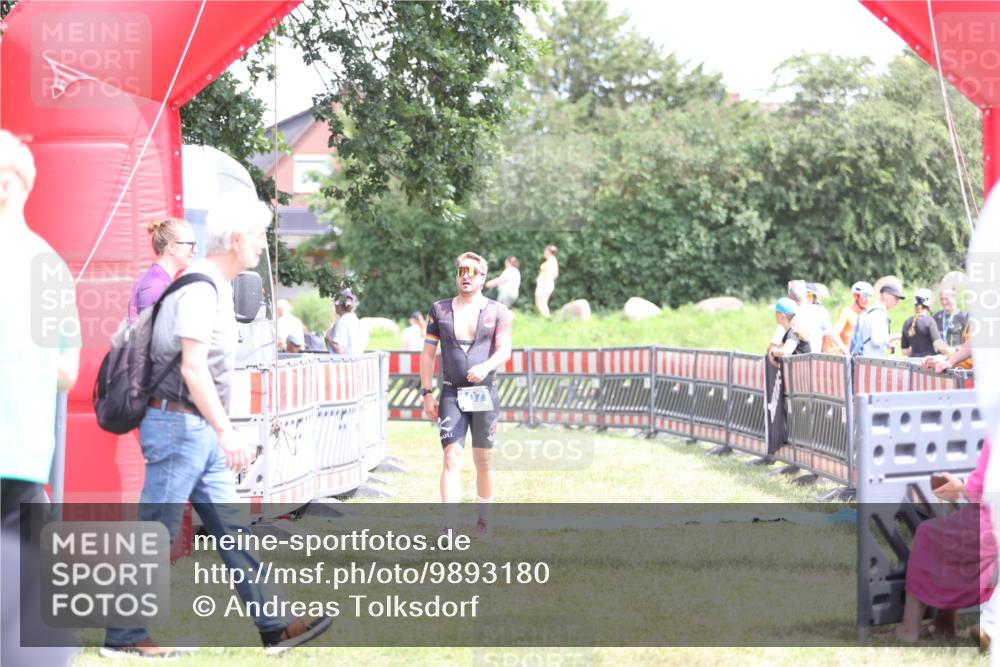 21.06.2026 - 29. Vierlanden-Triathlon Andreas Tolksdorf http://msf.ph/oto/9893180 21.06.2026 14:01:28 Ziel 1077, 1077 meine-sportfotos.de