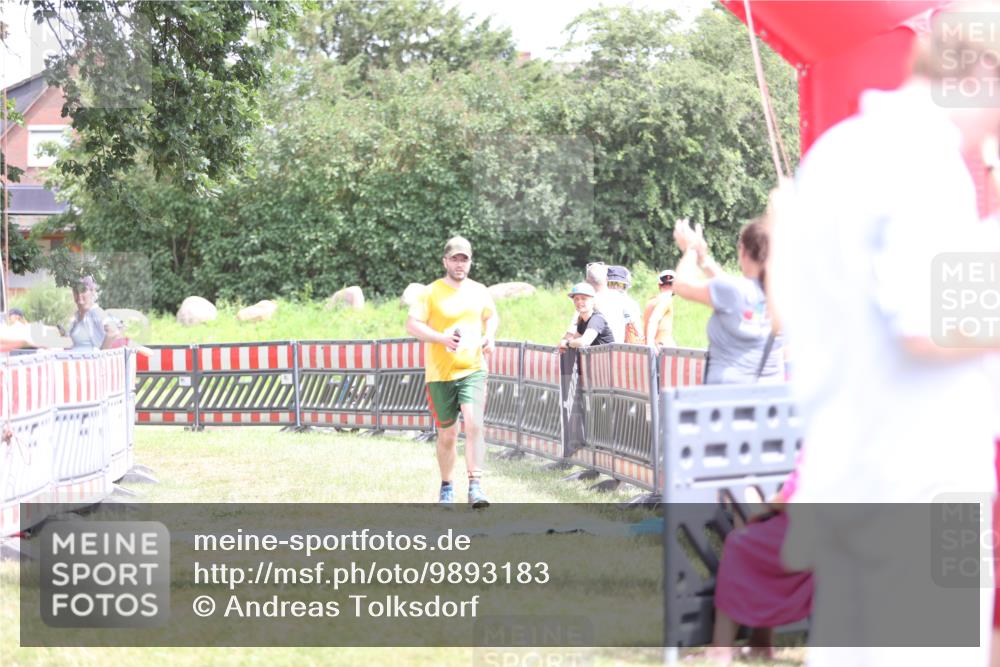 21.06.2026 - 29. Vierlanden-Triathlon Andreas Tolksdorf http://msf.ph/oto/9893183 21.06.2026 14:01:41 Ziel 894, 894 meine-sportfotos.de
