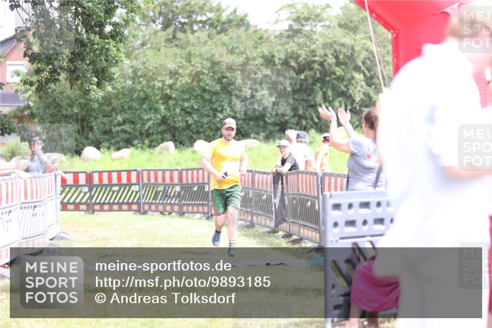 21.06.2026 - 29. Vierlanden-Triathlon Andreas Tolksdorf http://msf.ph/oto/9893185 21.06.2026 14:01:41 Ziel 894, 894 meine-sportfotos.de