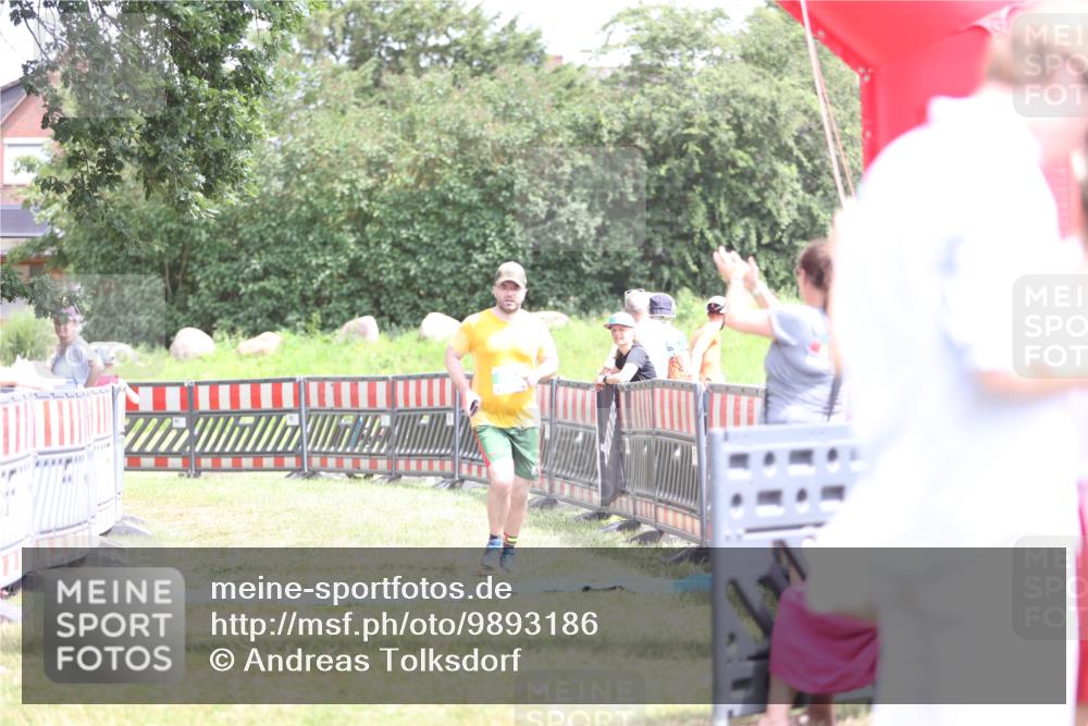 21.06.2026 - 29. Vierlanden-Triathlon Andreas Tolksdorf http://msf.ph/oto/9893186 21.06.2026 14:01:41 Ziel 894, 894 meine-sportfotos.de