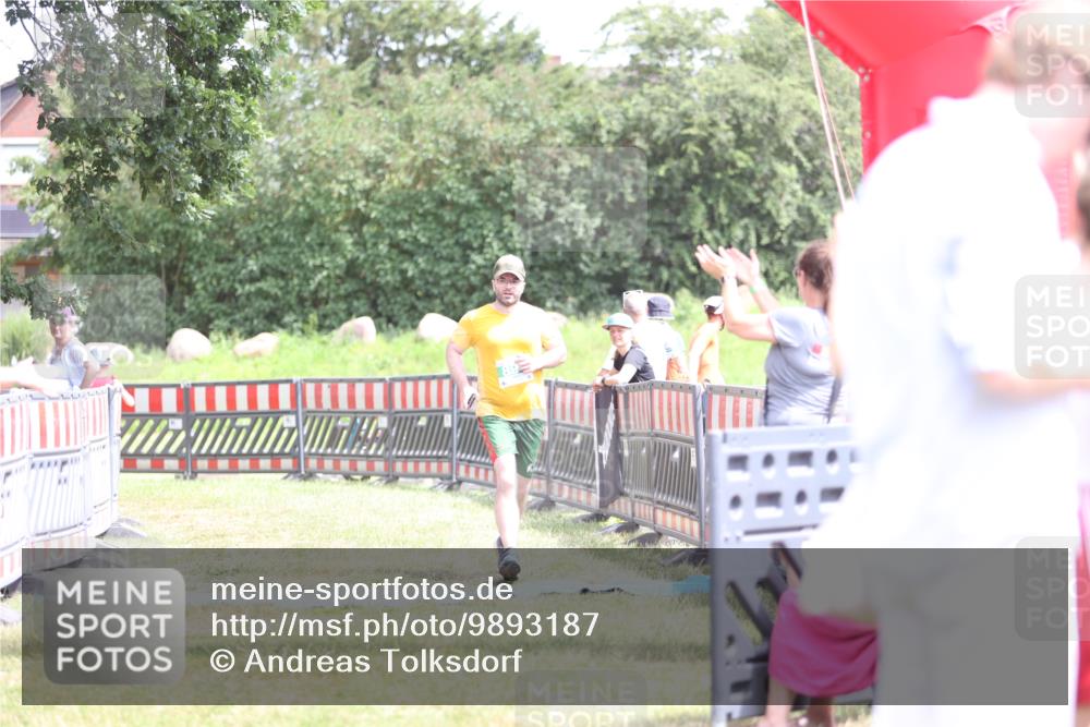 21.06.2026 - 29. Vierlanden-Triathlon Andreas Tolksdorf http://msf.ph/oto/9893187 21.06.2026 14:01:41 Ziel 894, 894 meine-sportfotos.de