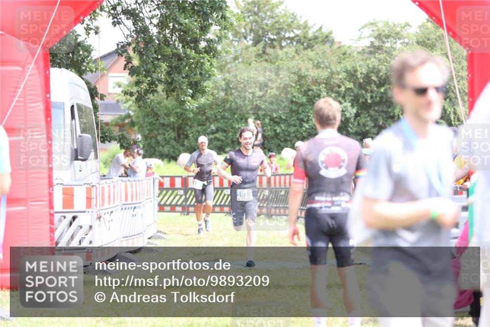 21.06.2026 - 29. Vierlanden-Triathlon Andreas Tolksdorf http://msf.ph/oto/9893209 21.06.2026 14:02:04 Ziel 632, 1075, 632, 1075 meine-sportfotos.de