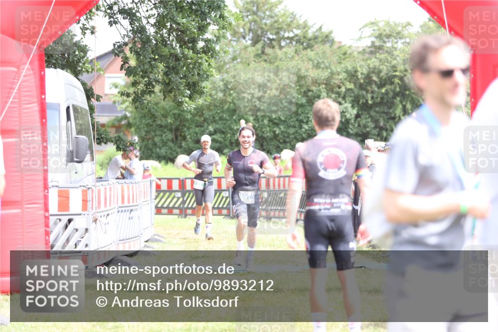 21.06.2026 - 29. Vierlanden-Triathlon Andreas Tolksdorf http://msf.ph/oto/9893212 21.06.2026 14:02:04 Ziel 632, 1075, 632, 1075 meine-sportfotos.de