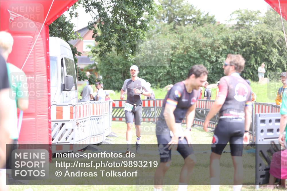 21.06.2026 - 29. Vierlanden-Triathlon Andreas Tolksdorf http://msf.ph/oto/9893219 21.06.2026 14:02:08 Ziel 632, 1075, 632, 1075 meine-sportfotos.de