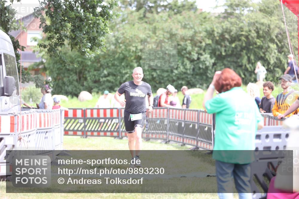21.06.2026 - 29. Vierlanden-Triathlon Andreas Tolksdorf http://msf.ph/oto/9893230 21.06.2026 14:02:40 Ziel 760, 760 meine-sportfotos.de