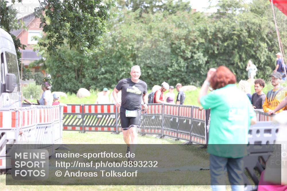 21.06.2026 - 29. Vierlanden-Triathlon Andreas Tolksdorf http://msf.ph/oto/9893232 21.06.2026 14:02:40 Ziel 760, 760 meine-sportfotos.de
