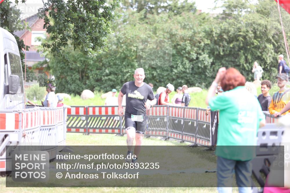 21.06.2026 - 29. Vierlanden-Triathlon Andreas Tolksdorf http://msf.ph/oto/9893235 21.06.2026 14:02:40 Ziel 760, 760 meine-sportfotos.de