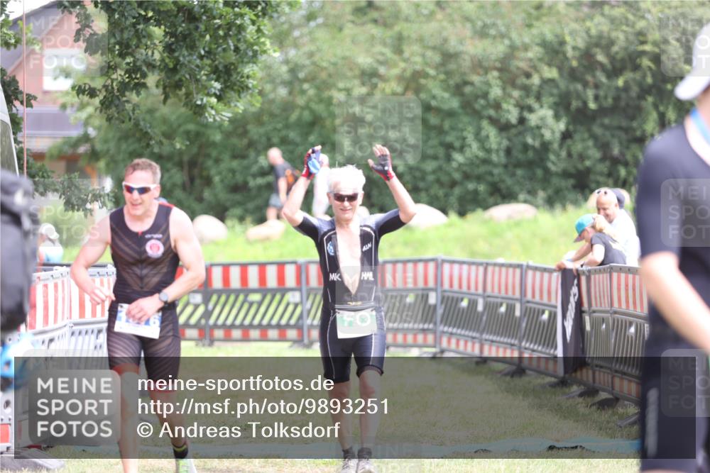 21.06.2026 - 29. Vierlanden-Triathlon Andreas Tolksdorf http://msf.ph/oto/9893251 21.06.2026 14:03:43 Ziel 793, 860, 1076, 793, 860, 1076 meine-sportfotos.de