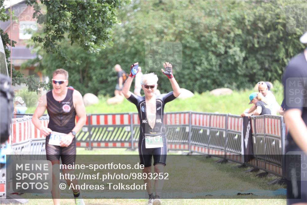 21.06.2026 - 29. Vierlanden-Triathlon Andreas Tolksdorf http://msf.ph/oto/9893252 21.06.2026 14:03:43 Ziel 793, 860, 1076, 793, 860, 1076 meine-sportfotos.de