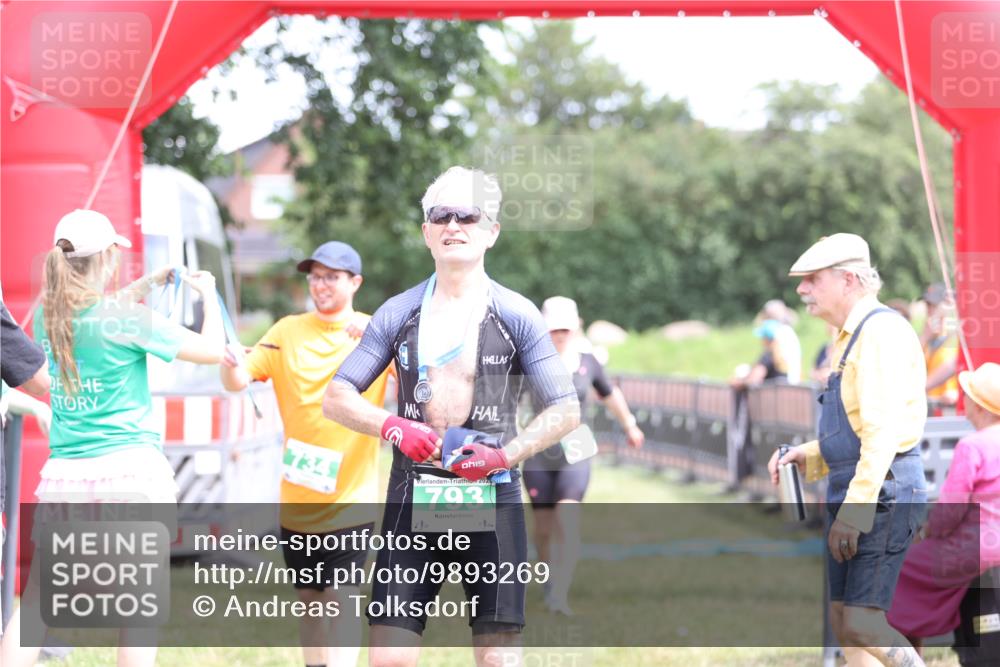 21.06.2026 - 29. Vierlanden-Triathlon Andreas Tolksdorf http://msf.ph/oto/9893269 21.06.2026 14:03:54 Ziel 860, 1078, 860, 1078 meine-sportfotos.de