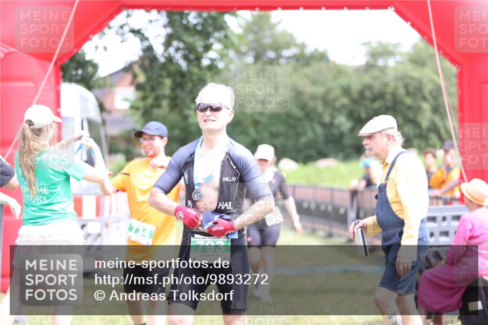 21.06.2026 - 29. Vierlanden-Triathlon Andreas Tolksdorf http://msf.ph/oto/9893272 21.06.2026 14:03:54 Ziel 860, 1078, 860, 1078 meine-sportfotos.de