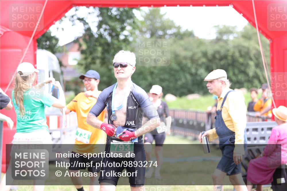21.06.2026 - 29. Vierlanden-Triathlon Andreas Tolksdorf http://msf.ph/oto/9893274 21.06.2026 14:03:54 Ziel 860, 1078, 860, 1078 meine-sportfotos.de