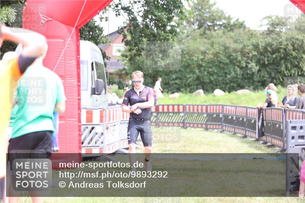 21.06.2026 - 29. Vierlanden-Triathlon Andreas Tolksdorf http://msf.ph/oto/9893292 21.06.2026 14:04:01 Ziel 274, 1078, 274, 1078 meine-sportfotos.de