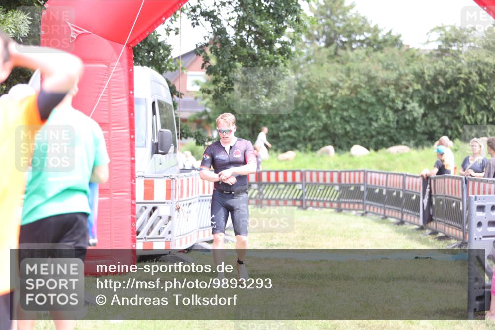 21.06.2026 - 29. Vierlanden-Triathlon Andreas Tolksdorf http://msf.ph/oto/9893293 21.06.2026 14:04:01 Ziel 274, 1078, 274, 1078 meine-sportfotos.de