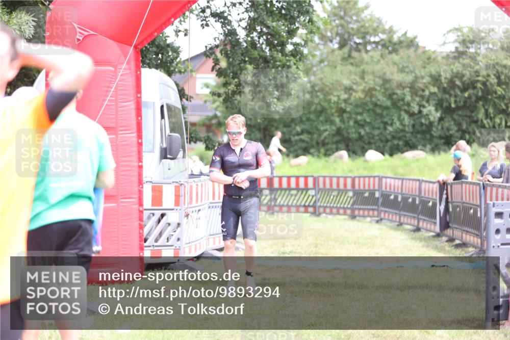 21.06.2026 - 29. Vierlanden-Triathlon Andreas Tolksdorf http://msf.ph/oto/9893294 21.06.2026 14:04:02 Ziel 274, 1078, 274, 1078 meine-sportfotos.de