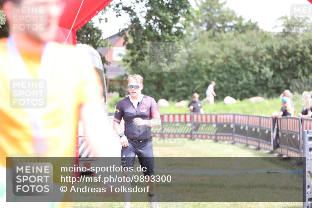 21.06.2026 - 29. Vierlanden-Triathlon Andreas Tolksdorf http://msf.ph/oto/9893300 21.06.2026 14:04:03 Ziel 274, 1078, 274, 1078 meine-sportfotos.de