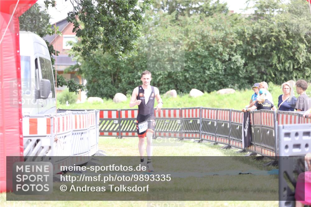 21.06.2026 - 29. Vierlanden-Triathlon Andreas Tolksdorf http://msf.ph/oto/9893335 21.06.2026 14:04:48 Ziel 1089, 1089 meine-sportfotos.de