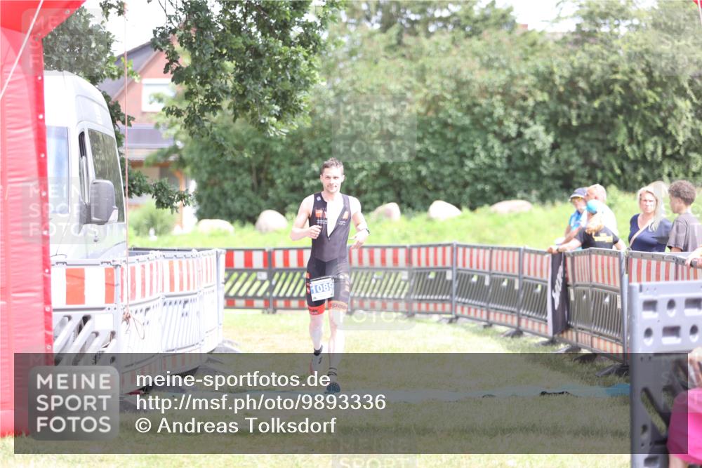 21.06.2026 - 29. Vierlanden-Triathlon Andreas Tolksdorf http://msf.ph/oto/9893336 21.06.2026 14:04:48 Ziel 1089, 1089 meine-sportfotos.de