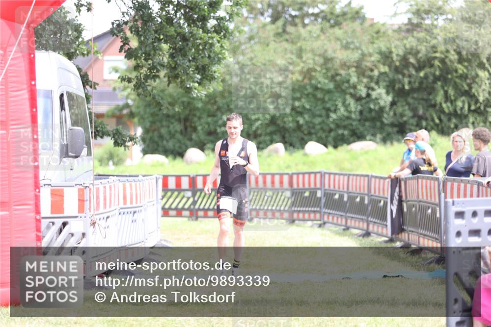 21.06.2026 - 29. Vierlanden-Triathlon Andreas Tolksdorf http://msf.ph/oto/9893339 21.06.2026 14:04:48 Ziel 1089, 1089 meine-sportfotos.de