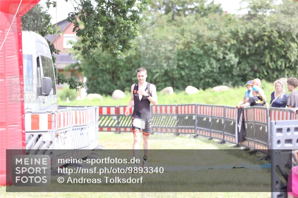 21.06.2026 - 29. Vierlanden-Triathlon Andreas Tolksdorf http://msf.ph/oto/9893340 21.06.2026 14:04:48 Ziel 1089, 1089 meine-sportfotos.de